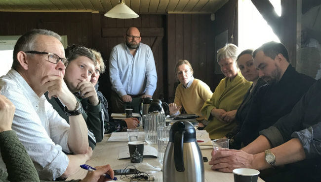 Møde i Provstgårds Jegthus 2. april. Alle personer på fotoet har givet tilladelse til at det bruges.